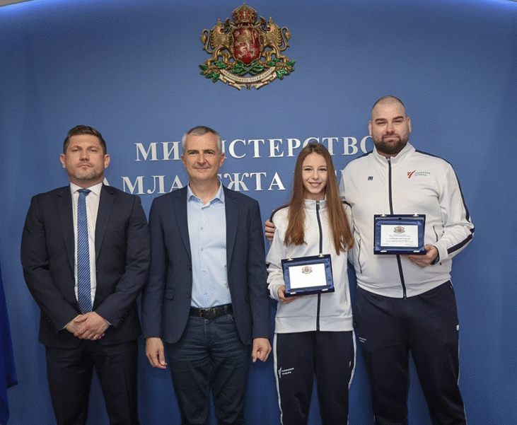 Министър Илиев награди бронзовата медалистка от Световното първенство по таекуондо Дея Пеева