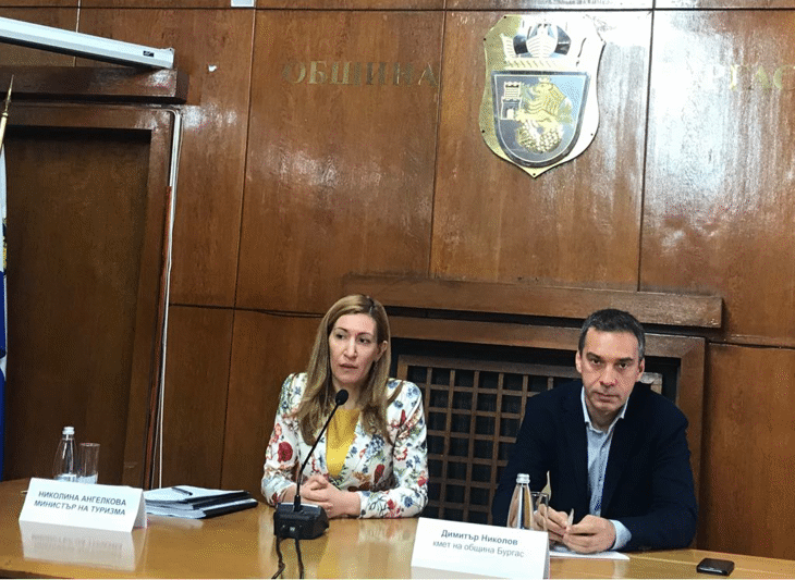 Министър Ангелкова в Бургас на среща за подготовката на сезона: Ще правим интензивни съвместни проверки с институциите, за да се гарантира качеството в туризма