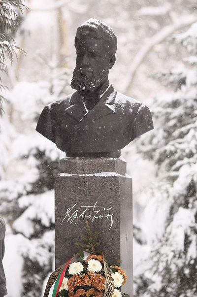 Кметът на София Йорданка Фандъкова поднесе цветя на паметника на Христо Ботев