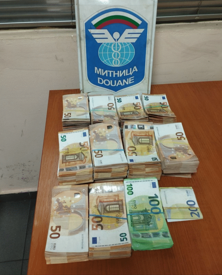 Недекларирана валута за над 320 000 лева откриха митническите служители на МП Капитан Андреево