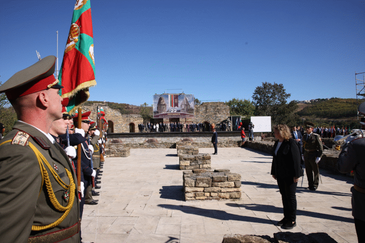 Усилията на поколения родолюбци да живеят в свободна и независима собствена държава се увенчават с успех, каза председателят на Народното събрание на честванията по повод 117 години от обявяването на Независимостта на България