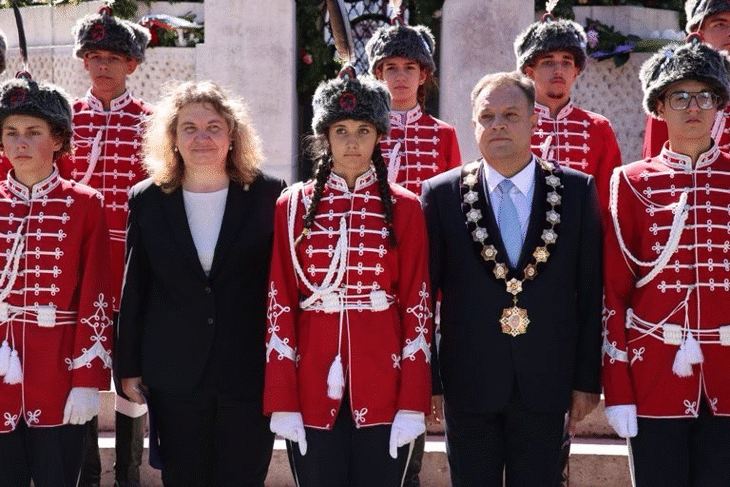 Председателят на Народното събрание Наталия Киселова беше начело на празничното шествие във Велико Търново по повод 117-ата годишнина от обявяването на Независимостта на България