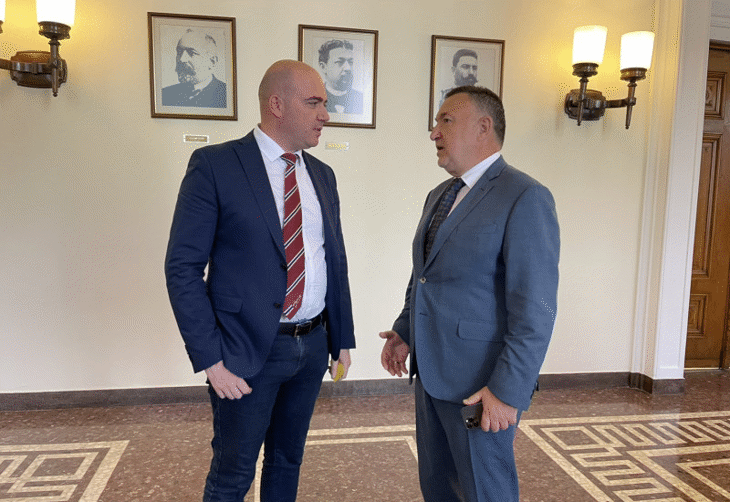 Министър Илин Димитров разговаря с кмета на Карлово Емил Кабаиванов за подкрепа на пострадалите от наводненията
