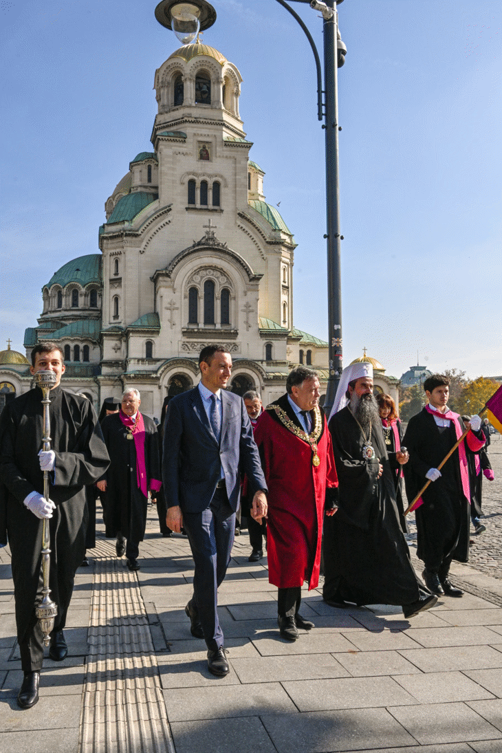 Кметът Васил Терзиев, патриархът и ректорът на Софийския университет участваха в празнично шествие, посветено на Деня на народните будители