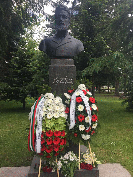 Кметът на София Йорданка Фандъкова поднесе цветя на паметника на Христо Ботев
