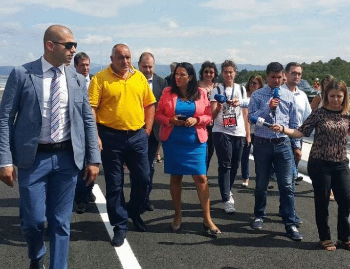Министър Лиляна Павлова: От днес се пуска за движение двупосочно в едното платно участък 2 от Западната дъга на Софийския околовръстен път. Трасето ще бъде пуснато изцяло за движение на 14 септември