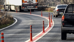 За ремонт на асфалтовата настилка се ограничава движението в посока Кулата в участък от път I-1 Симитли - Кресна, в района на малкия тунел. Шофирайте внимателно!