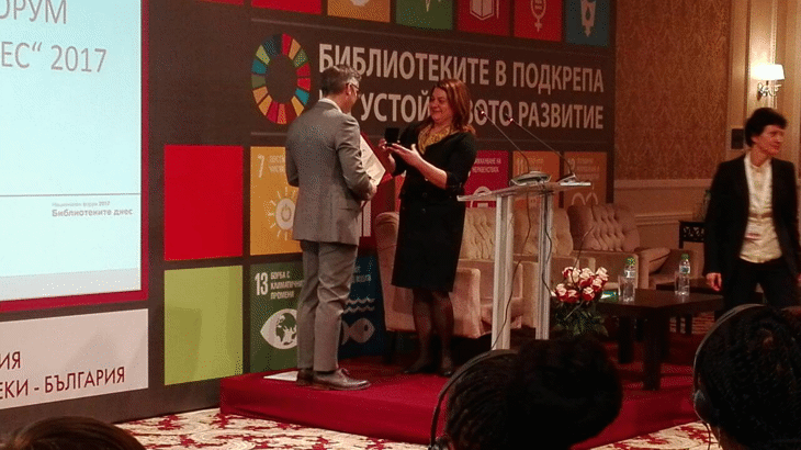 Зам.-Министър Гешева Връчи „Златен Век” – Печат На Цар Симеон Велики На Дарън Хорнер От Фондация "Бил И Мелинда Гейтс"