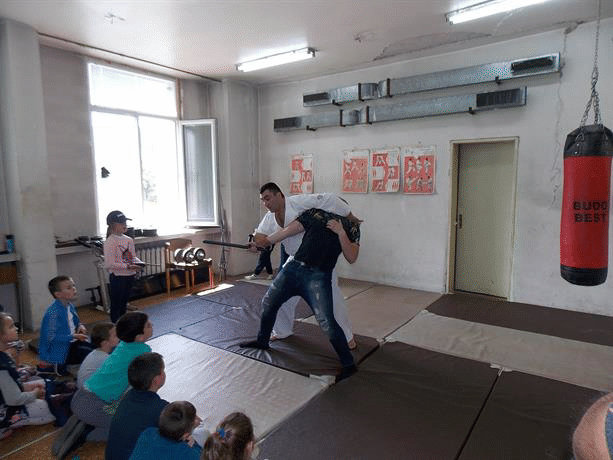 Деца от Троян се запознаха с полицейската професия