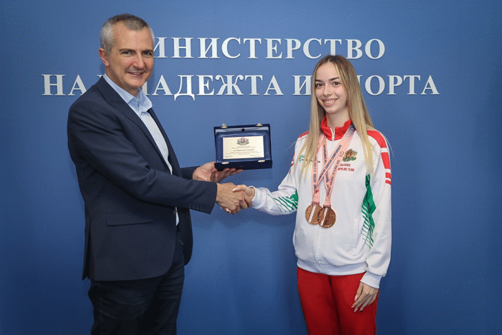 Министър Илиев отличи Марияна Узунова и Калоян Петров за успехите им на Европейското първенство по скокове на батут
