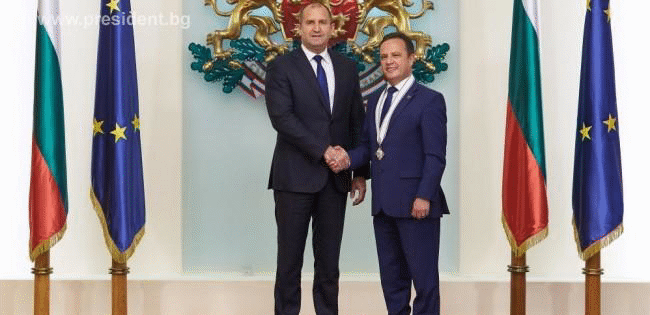 Президентът Румен Радев удостои посланика на Република Косово Шпенд Калаба с орден „Мадарски конник“ втора степен