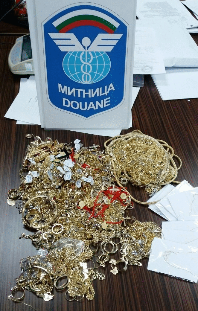 Златни накити за над 30 000 лева задържаха митнически и гранични служители на ГКПП Капитан Андреево