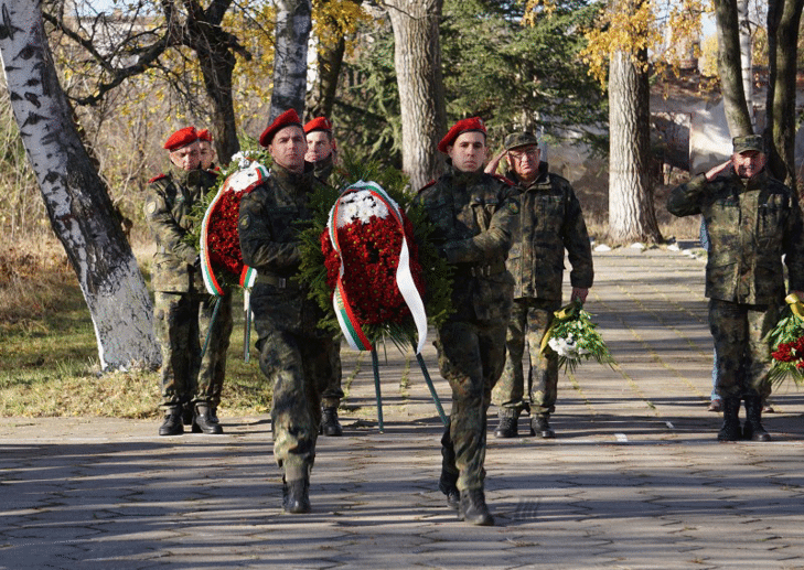 Сухопътните войски честват днес своя боен празник