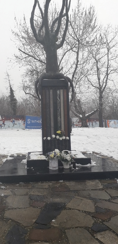 Йорданка Фандъкова остави цветя пред паметника на децата, загинали при дискотека „Индиго“
