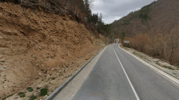 5 машини работят по разчистването на падналата скална маса на пътя Смолян - Баните. Движението е в една лента