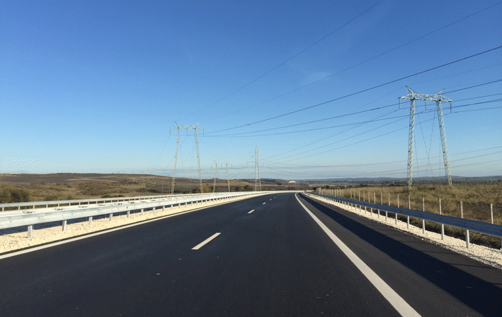 Движението в участъка от км 37 до км 38 в посока Бургас на АМ "Тракия" се осъществява само в изпреварващата лента