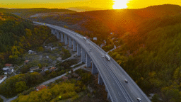 Утре движението при 18-и км на АМ „Хемус“ в посока Варна ще е в изпреварващата лента. Ще се ремонтира фугата на съоръжение