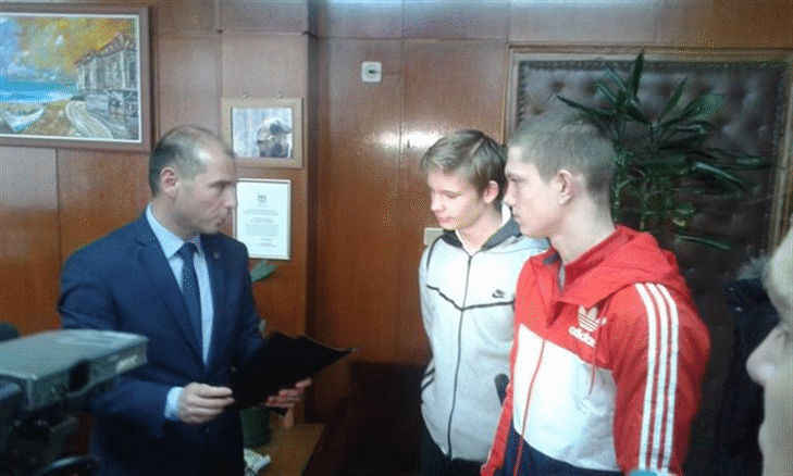 Директорът на ОДМВР-Бургас благодари сърдечно на две 16-годишни момчета, проявили смелост и опитали да задържат извършител на грабеж