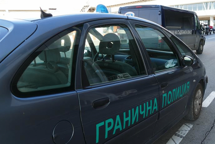 Двама български граждани бяха предадени днес на българските власти