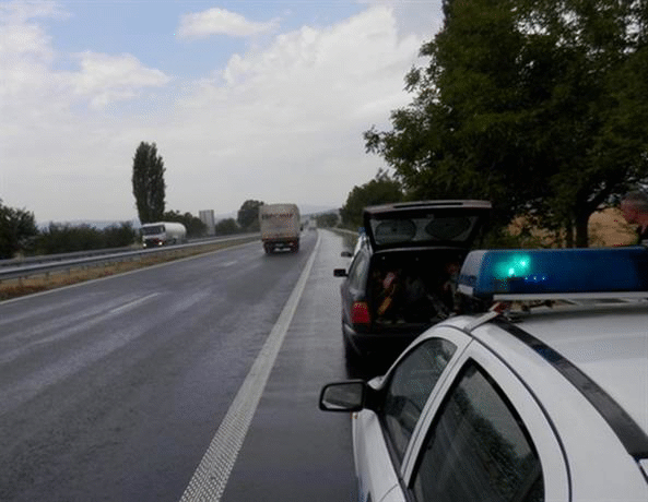 Полицаи от ОДМВР-Пазарджик задържаха 13 чужденци на автомагистрала „Тракия“