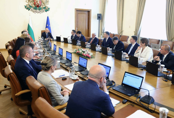 Румен Радев: Най-голямото предизвикателство в бюджета за 2026 г. не е огромният дефицит, а заложената в последните сглобки философия на неудържимо нарастване на разходите за сметка на дългове