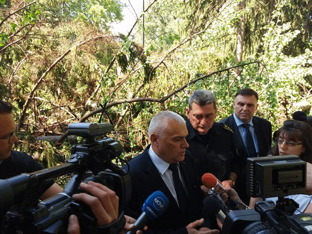 Министър Валентин Радев посети пострадалите от бурята гр. Плевен и с. Гривица