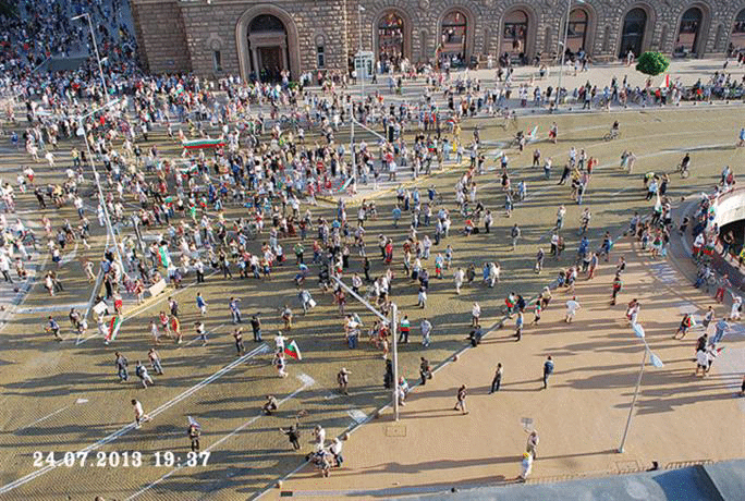 Протестът в София започна без инциденти