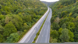 От утре до 7 октомври за премахване на крайпътна растителност временно ще се променя организацията на движение в участък от АМ „Хемус“ в Софийска област