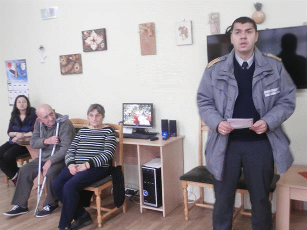 Служители на РСПБЗН- Търговище запознаха възрастните хора с мерките за пожарна безопасност през отоплителния сезон