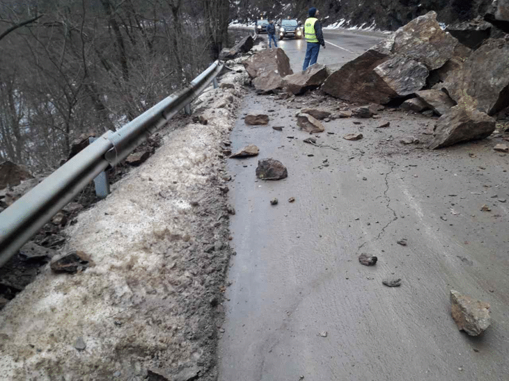 Екип от алпинисти обрушва скалите, блокирали движението по път II-82 София - Самоков