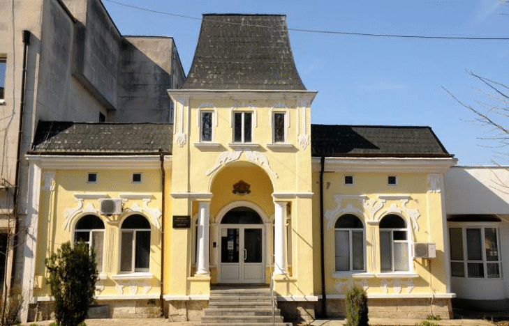 Наркоразпространител, предаден на съд за държане и разпространение на наркотици и за притежаване на незаконно оръжие, ще търпи наказание 2 години лишаване от свобода и ще плати глоба в размер на 5000 лева