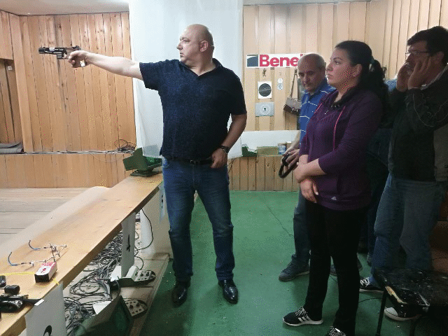 Министър Кралев обеща електронни мишени на спортната стрелба