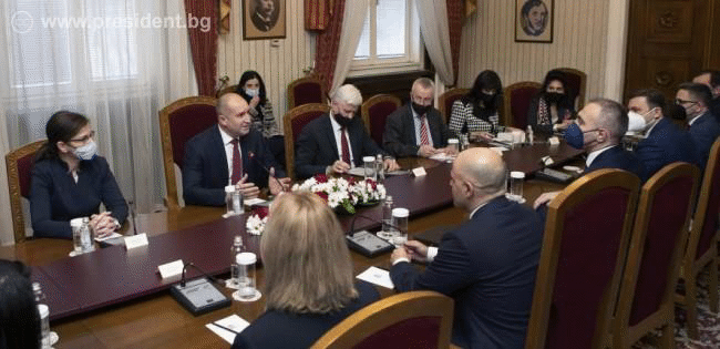 Президентът Радев: Необходими са времеви графици за решаването и на политическите въпроси между България и Република Северна Македония
