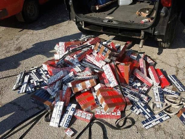 55 000 къса контрабандни цигари са открити в тайник на автомобил и иззети от служители на ОМВР-Хасково