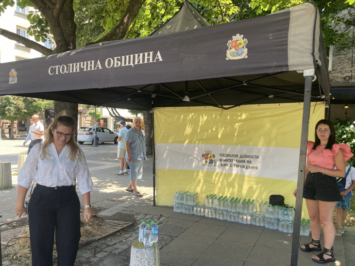 Столичната община раздава безплатна вода заради горещините