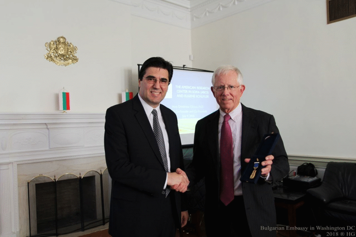 Вицепремиерът Захариева награди Юджийн Скайлър за заслугите му за Освобождението на България