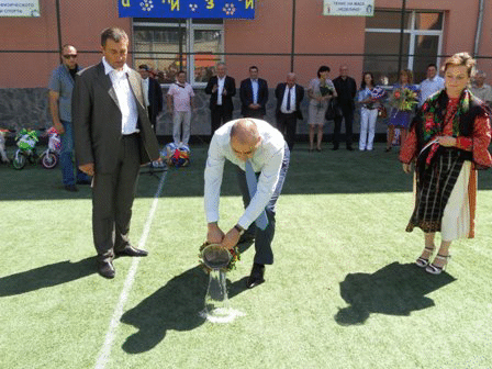 Министрите Нейков и Цветанов откриха многофункционална
спортна площадка в Неделино