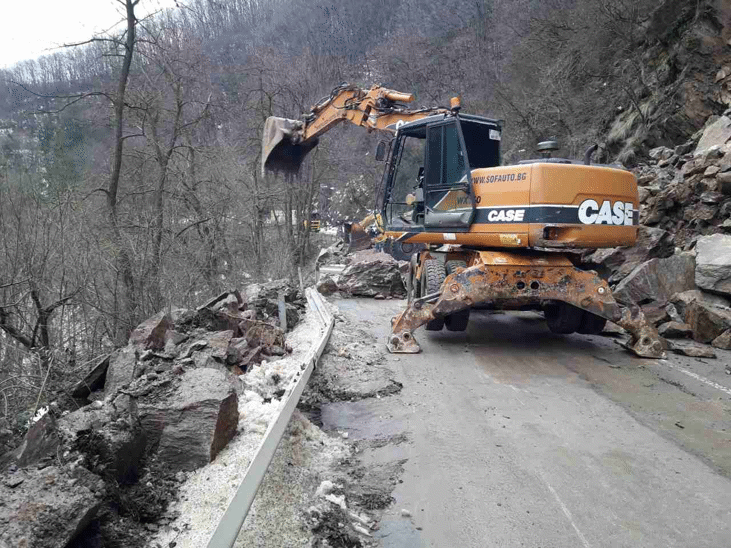 До утре на обяд ще продължи обследването и обрушването на ската над затворения за движение поради активирало се срутище път II-82 София – Самоков