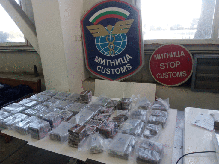 Митническите служители задържаха близо 92 кг хашиш след проверка в района на Дунав мост 2 – Видин