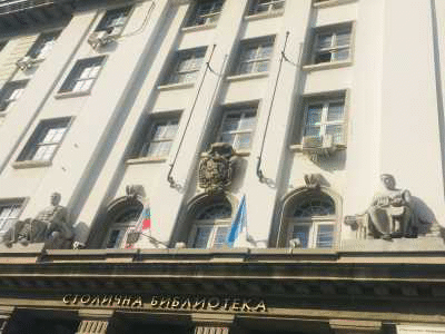 Завърши укрепването на скулптурната композиция на входа на Столичната библиотека