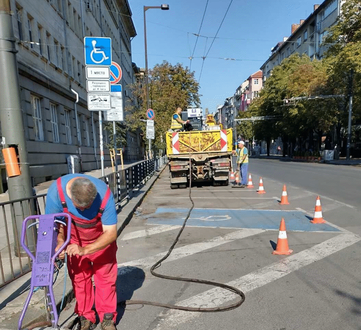 Започна обособяването на велоалеи в участък от бул. “Патриарх Евтимий“