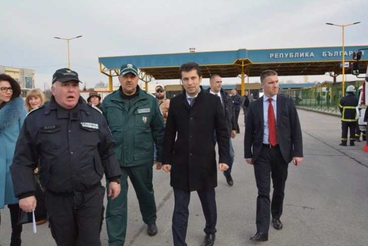 Премиерът Петков на ГКПП „Дунав мост“: Системата за регистрация работи, имаме пълен контрол на процеса от влизането на бягащите от войната до настаняването им у нас