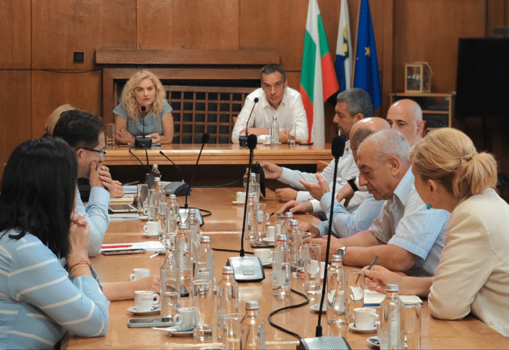 Министър Зарица Динкова след среща с кметовете на морските общини: Трябва да обединим усилията си и да разширим максимално продължителността на сезона
