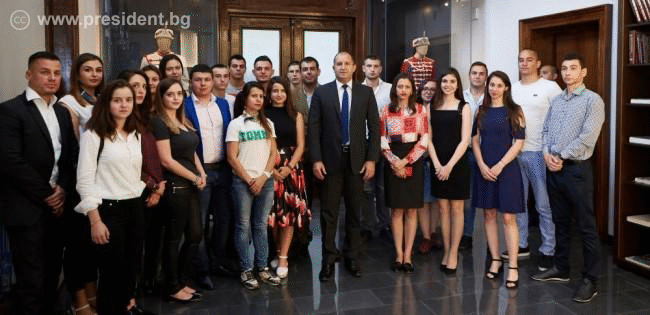 Президентът Румен Радев се срещна със студенти от дипломатическия клуб към Великотърновския университет „Св. Св. Кирил и Методий”