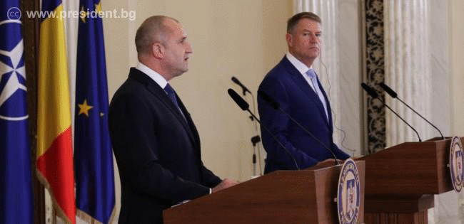 Президентите Румен Радев и Клаус Йоханис призоваха за ускорено преодоляване на изоставането в свързаността между България и Румъния