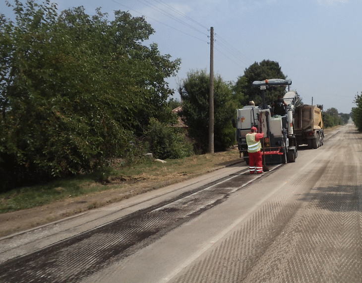 Напредва ремонтът на 13 км от път ІІІ-9701 Преселенци - Сърнино