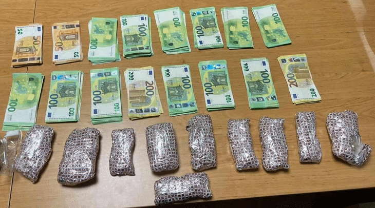Митнически служители откриха контрабандно злато и валута за над 350 000 лева в хладилник на микробус