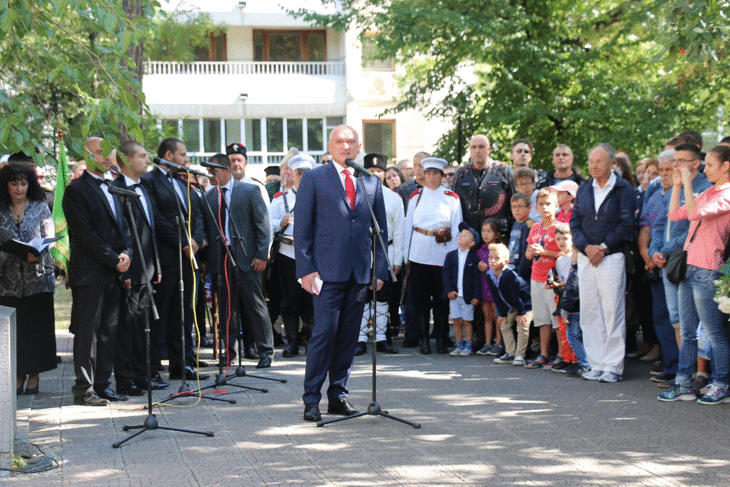 Дейците на Съединението ни са ярък пример за беззаветна служба на националния идеал, за това как трябва да се работи за общото дело, заяви председателят на парламента Димитър Главчев на тържественото отбелязване в София на 132-рата годишнина от Съединението на България
