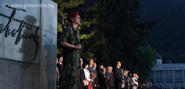 Румен Радев пред паметника на Ботев във Враца: Преди 142 години „шепа“ българи повярваха в себе си и промениха живота ни