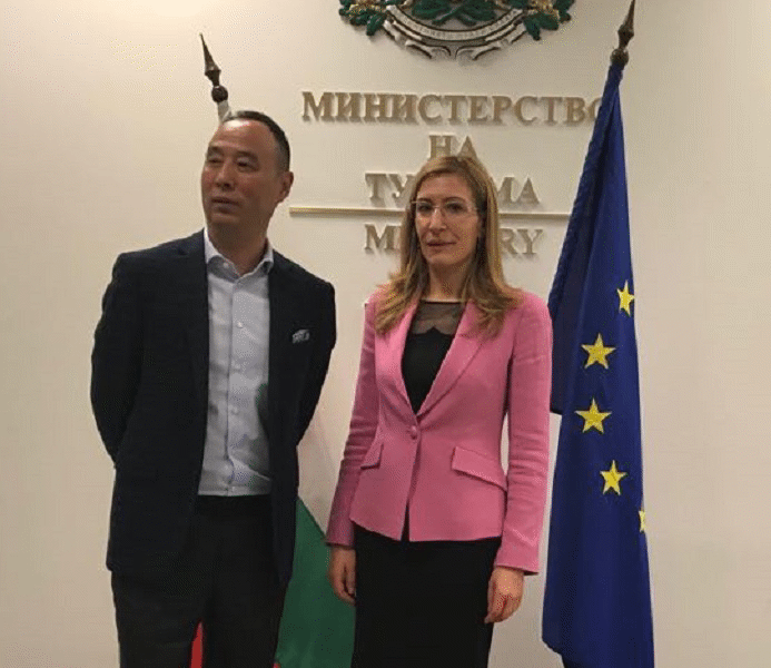 Министър Ангелкова презентира възможностите за инвестиции в туризма пред представители на “Хайнан еърлайнс груп”
